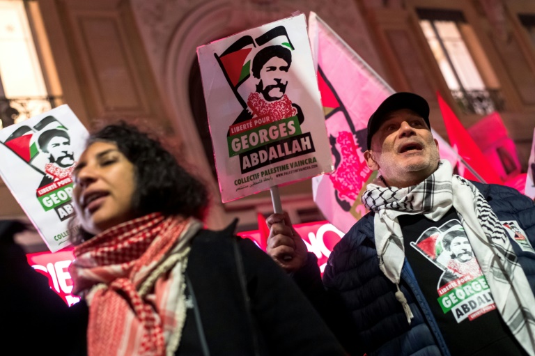 Des manifestants brandissent une pancarte lors d'un rassemblement pour la libération du Libanais Georges Abdallah à Toulouse dans le sud de la France, le 19 décembre 2024