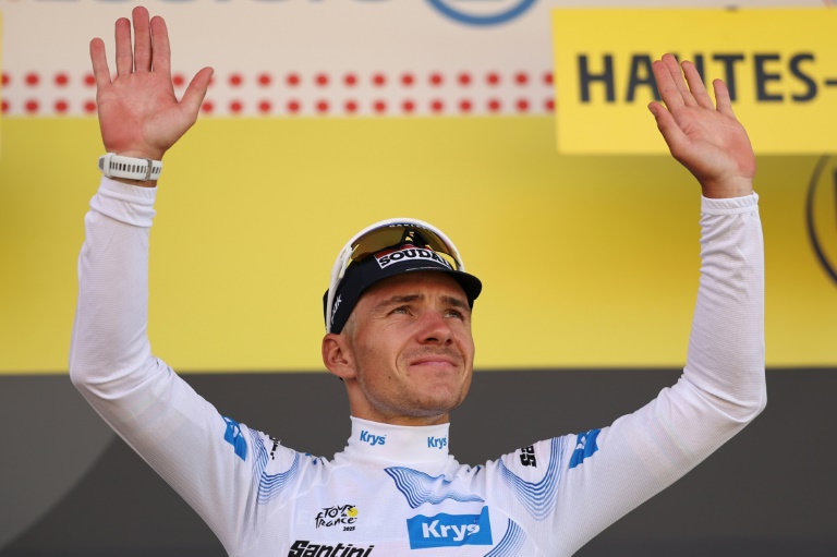 Remco Evenepoel maillot blanc du meilleur jeune sur le dos, après la 12e étape du Tour de France, le 17 juillet 2025 à Hautacam