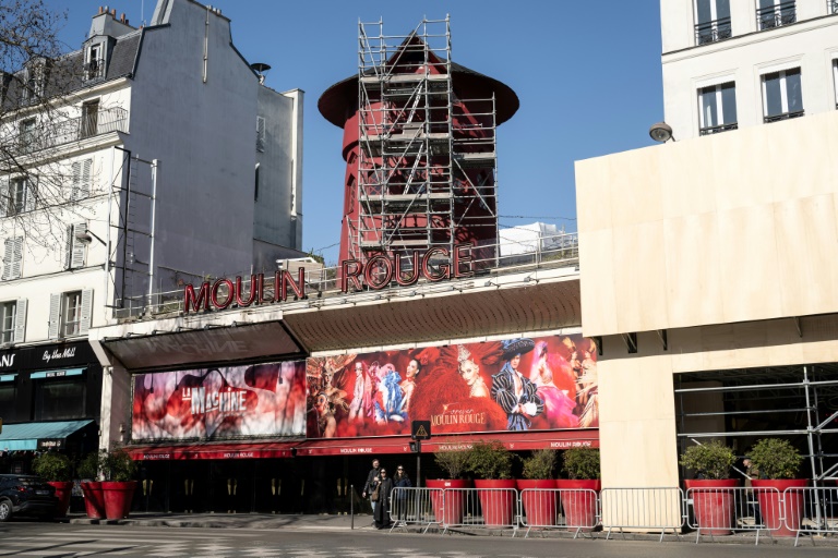 Le Moulin Rouge sans ailes à Paris le 5 mars 2025