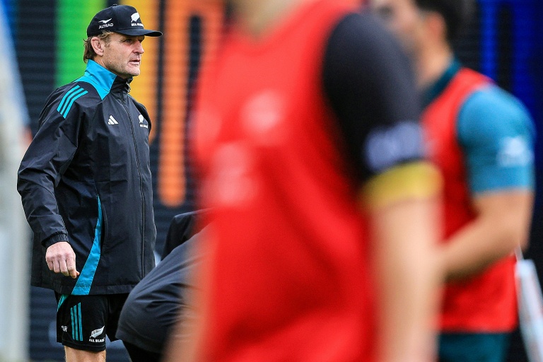 Le sélectionneur de la Nouvelle-Zélande, Scott Robertson (à gauche), supervise la séance d'entraînement des All Blacks en vue de leur deuxième test-match international contre la France, au Sky Stadium de Wellington, le 10 juillet 2025.
