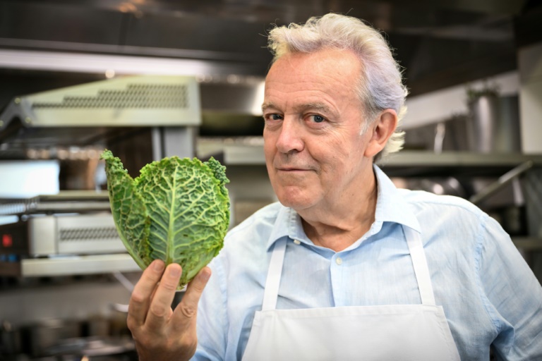 Le chef Alain Passard pose dans son restaurant l'Arpège à Paris où il sert désormais une cuisine exclusivement végétale, le 22 juillet 2025
