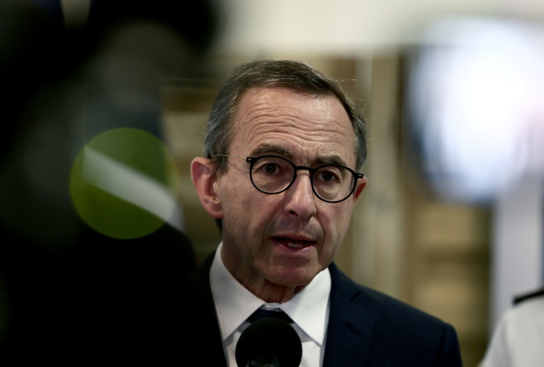 Le ministre de l'Intérieur Bruno Retailleau lors d'une visite axée sur la lutte contre les tirs de mortier d'artifice et les violences urbaines au commissariat du 20e arrondissement de Paris, le 24 juillet 2025