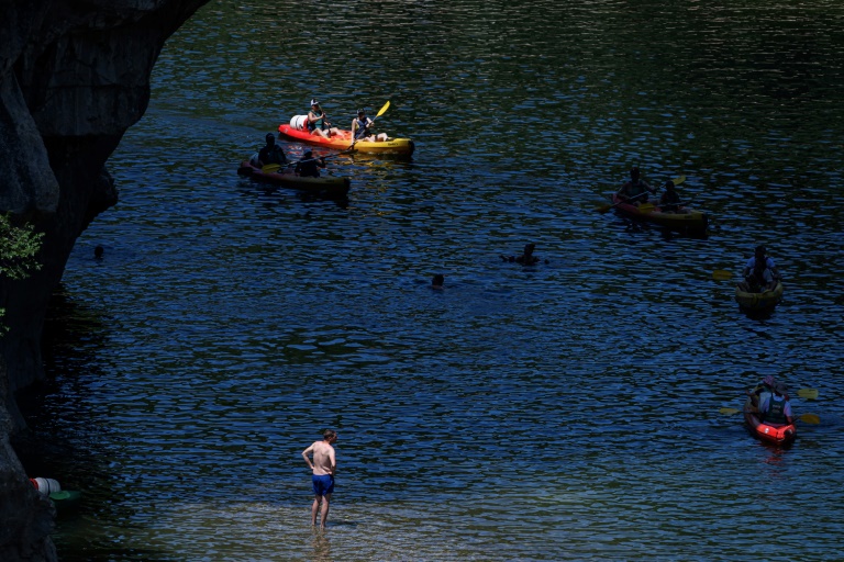 Des vacanciers en canoës et kayaks sur la rivière Ardèche près de Vallon-Pont-d'Arc, le 15 juillet 2025 en Ardèche