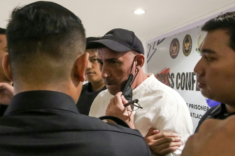 Le Français Serge Atlaoui (c) arrive pour une conférence de presse à l'aéroport de Jakarta, le 4 février 2025 en Indonésie