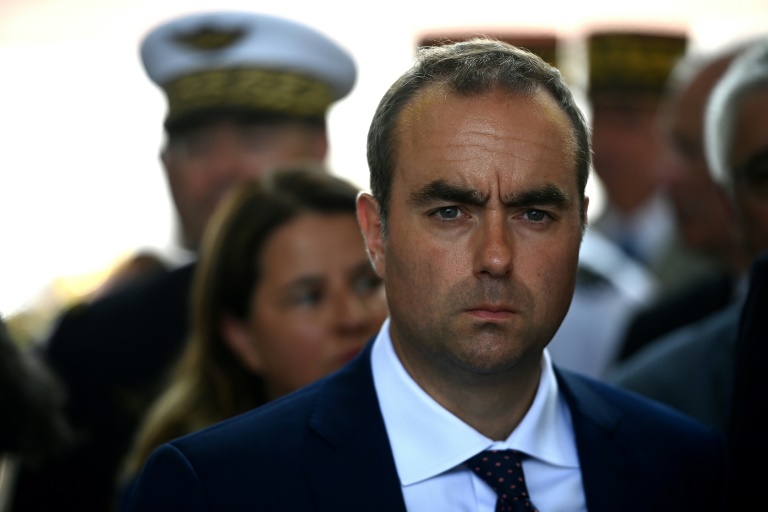 Le ministre français des Armées, Sébastien Lecornu, assiste à une cérémonie à Libourne, dans le sud-ouest de la France, le 3 juillet 2025