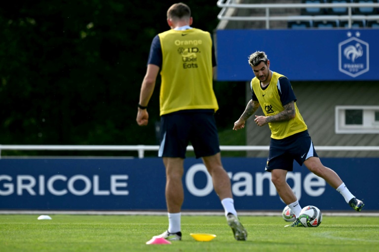 Théo Hernandez (face), à l'entraînement avec les Bleus peu avant la demi-finale de Ligue des nations, le 31 mai 2025 à Clairefontaine