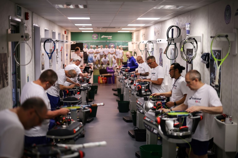 Cordeurs au travail dans l'atelier de cordage de Wimbledon le 5 juillet 2025