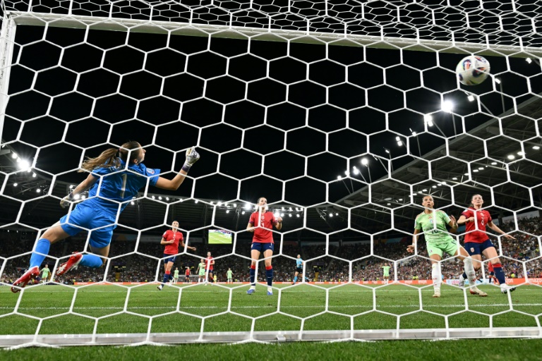 La gardienne norvégienne Cecilie Fiskerstrand ne peut rien sur la tête victorieuse de l'Italienne Cristiana Girelli (hors cadre) à la 90e minute du quart de finale de l'Euro le 16 juillet 2025 à Genève. Autrice d'un doublé, la capitaine de la sélection italienne a envoyé les siennes en demi-finale