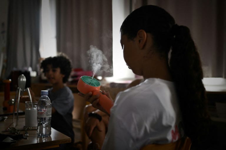 Des enfants dans une salle de classe à Bordeaux le 1er juillet 2025