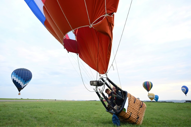 Une montgolfière atterrit près de la base de Chambley-Bussières, en Meurthe-et-Moselle, à l'occasion du festival Enenvol, le 28 juillet 2025