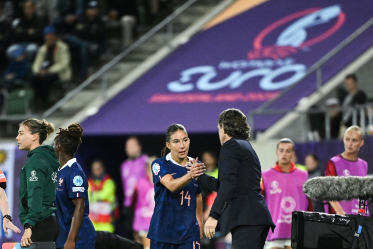 Clara Matéo saluée par le sélectionneur des Bleues Laurent Bonadei le 9 juillet 2025 à Saint-Gall