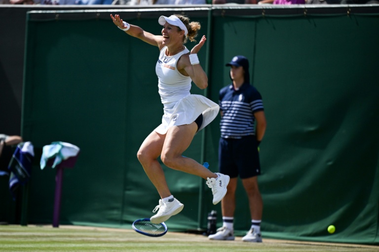L'Allemande Laura Siegemund célèbre sa victoire contre l'Américaine Madison Keys lors de leur match du troisième tour du simple dames de Wimbledon 2025, à Wimbledon, le 4 juillet 2025