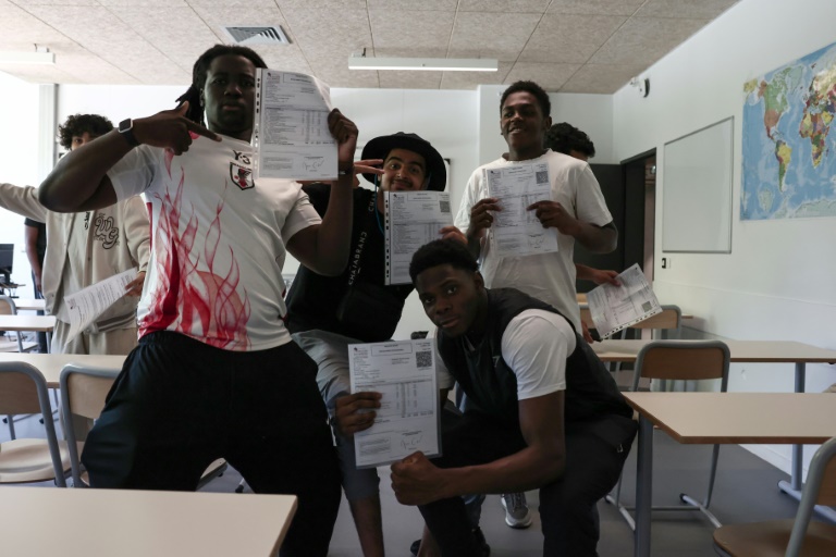 Des lycéens se réjouissent après avoir obtenu leur baccalauréat, le 4 juillet 2025 dans leur établissement de Saint-Ouen (Seine-Saint-Denis)