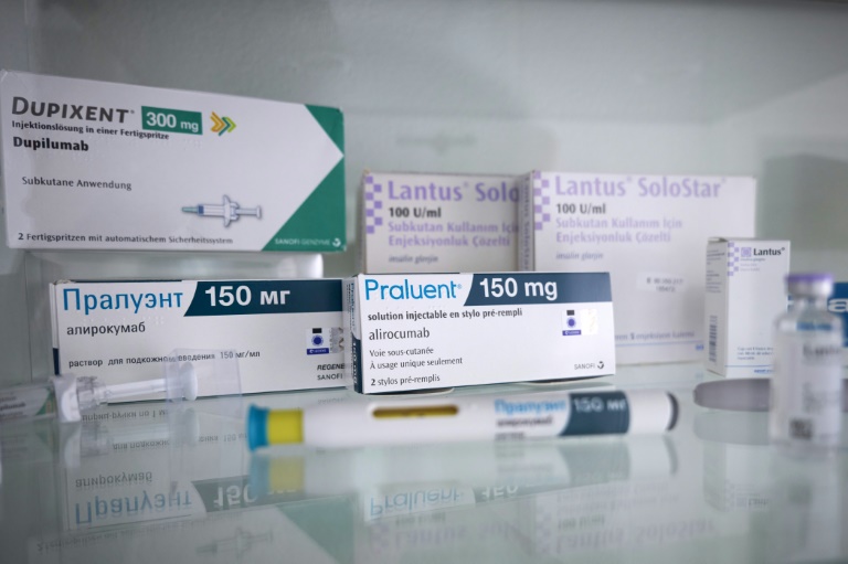 Des boîtes de médicaments et leur contrefaçon dans le laboratoire central d'analyse des contrefaçons de Sanofi, le 18 mars 2025 à Tours