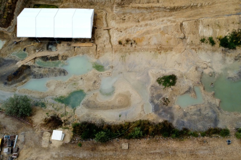 Vue aérienne du site de fouilles à Angeac-sur-Charente, le 19 juillet 2025 en Charente