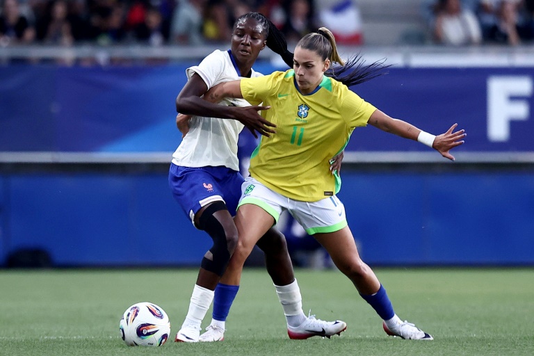 Thiniba Samoura (à gauche) face à la Brésilienne Gio lors de l'amical entre la France et le Brésil au Stade des Alpes de Grenoble le 27 juin 2025 en France