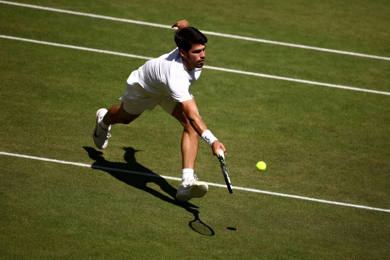Le N.2 mondial Carlos Alcaraz, double tenant du titre, en demi-finale de Wimbledon contre l'Américain Taylor Fritz le 11 juillet 2025 à Londres