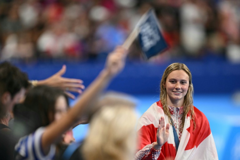 La nageuse canadienne Summer McIntosh après son titre sur le 200 m 4 nages aux Jeux olympiques 2024 de Paris à Paris La Défense Arena (Nanterre) le 3 août 2024