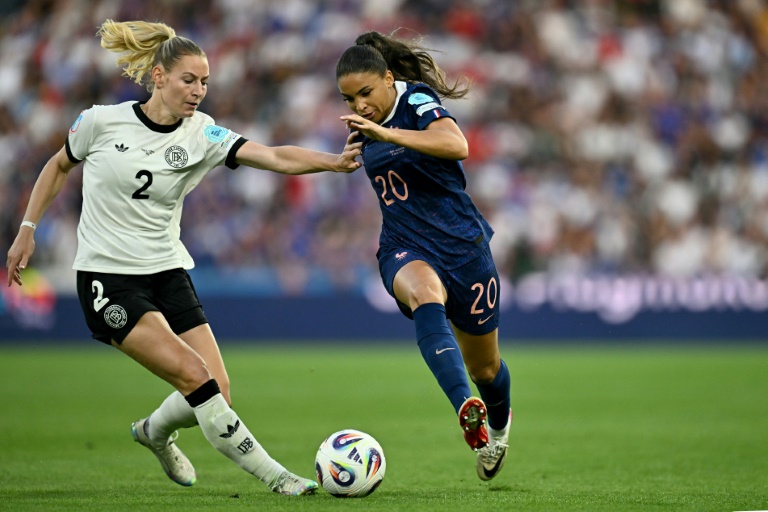 L'attaquante française Delphine Cascarino (d) à la lutte avec la défenseuse allemande Sarai Linder, en quart de finale de l'Euro, le 19 juillet 2025 à Bâle