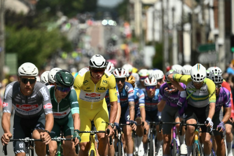 Jaspoer Philipsen avec le maillot vert (2e en partant de la gauche), juste devant le maillot jaune Mathieu van der Poel après le départ de la 3e étape du Tour de France entre Valenciennes et Dunkerque, le 7 juillet 2025