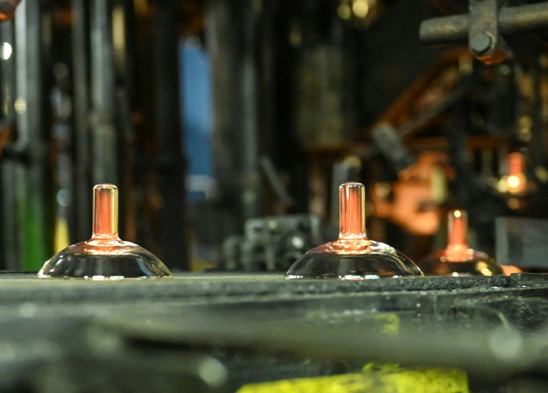Des verres sur une chaîne de fabrication du verrier Arc, le 13 septembre 2022 à Arcques, dans le Pas-de-Calais