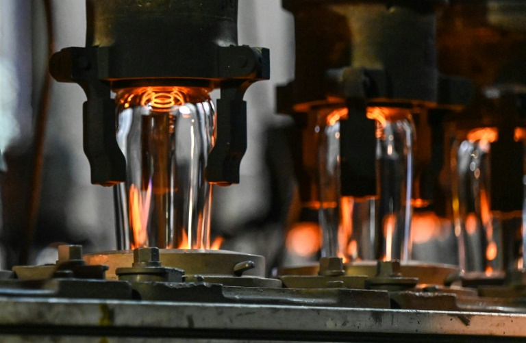 Des verres sur une chaîne de fabrication du verrier Arc, le 13 septembre 2022 à Arcques, dans le Pas-de-Calais