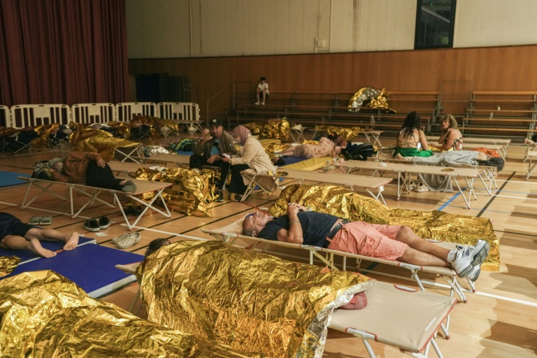 Les résidents évacués dorment dans un gymnase au deuxième jour de l'incendie de forêt à Prat de Cest, près de la ville de Narbonne, dans le sud-ouest de la France, le 8 juillet 2025