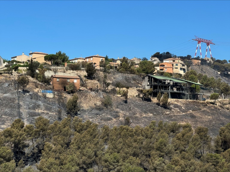 Des zones brûlées du quartier de l'Estaque à Marseille, au lendemain d'un incendie de forêt, le 9 juillet 2025 dans les Bouches-du-Rhône