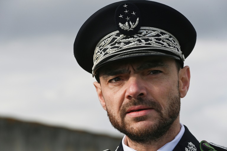Le directeur de l'administration pénitentiaire Sébastien Cauwel lors d'une visite de la ministre de la Justice de France au centre pénitentiaire de Saint-Maur, près de Châteauroux, au centre de la France, le 28 février 2025