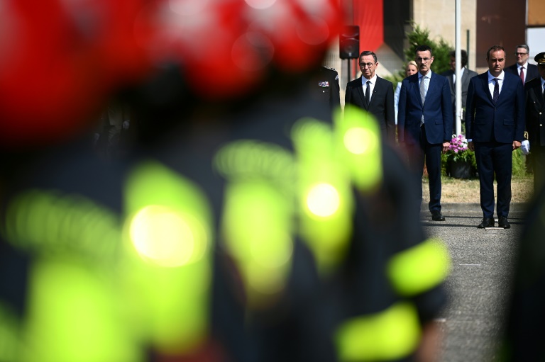 Le ministre de l'Intérieur Bruno Retailleau, à gauche, et le ministre des Armées Sébastien Lecornu, à droite, à Libourne en Gironde le 3 juillet 2025 pour l'inauguration du 4e Régiment d'instruction et d'intervention de la Sécurité civile
