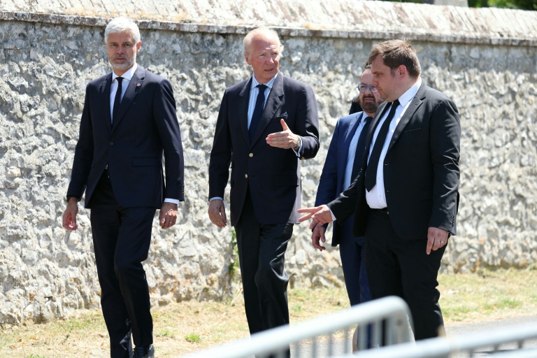 (De gauche à droite) Le patron des députés LR Laurent Wauquiez, l'ancien ministre Brice Hortefeux et le ministre de la Santé Yannick Neuder arrivent aux funérailles d'Olivier Marleix à Anet vendredi