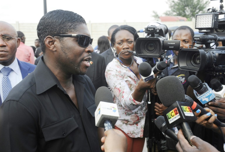 Teodorin Obiang Nguema (g), le fils du président de la Guinée équatoriale Teodoro Obiang Nguema et le vice-président du pays, parle aux journalistes à Malabo, le 23 décembre 2014