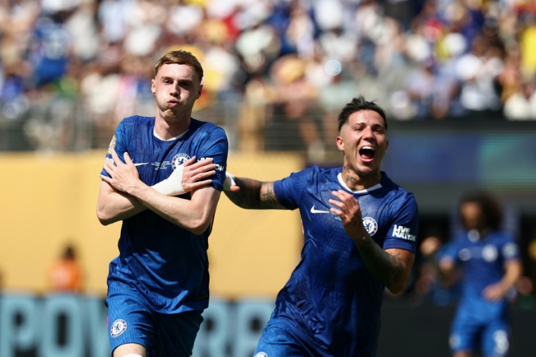 Cole Palmer (à gauche) célèbre son deuxième but lors de la finale de la Coupe du monde des clubs 2025 entre Chelsea et le PSG, au MetLife Stadium à East Rutherford, le 13 juillet 2025