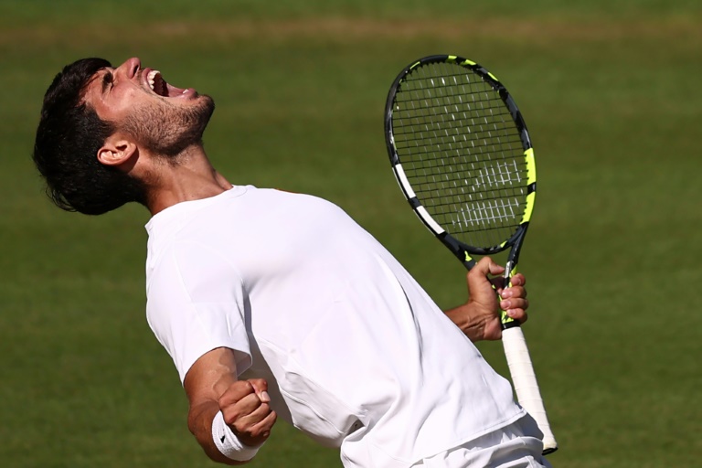Carlos Alcaraz explose de joie après avoir dominé l'Américain Taylor Fritz à Wimbledon, le 11 juillet 2025