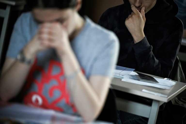 Des élèves se préparent à passer l'épreuve de philosophie du baccalauréat au lycée Chaptal à Paris, le 16 juin 2025