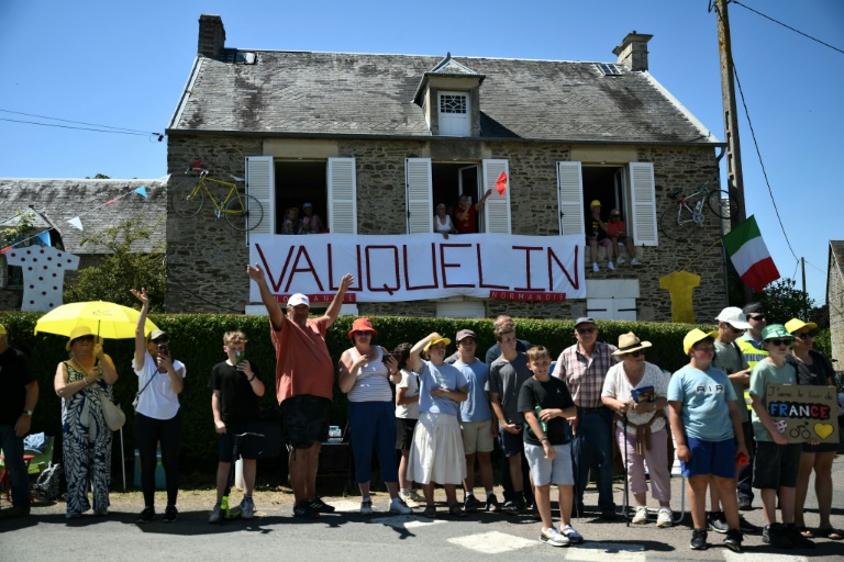 Une banderole en l'honneur de Kévin Vauquelin sur la route du Tour de France, le 10 juillet 2025 entre Bayeux et Vire