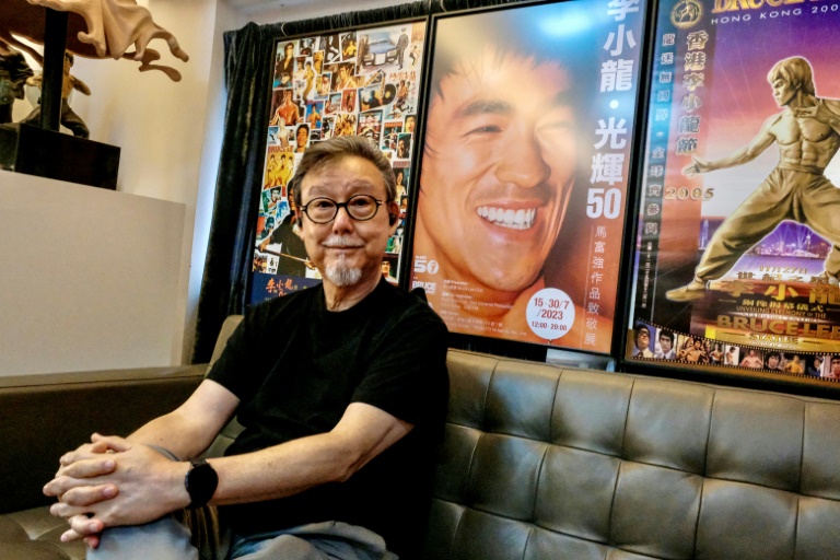 Le frère de Bruce Lee, Robert Lee, pose devant les affiches de la star du kung-fu au club Bruce Lee, à Hong Kong, le 1er juillet 2025