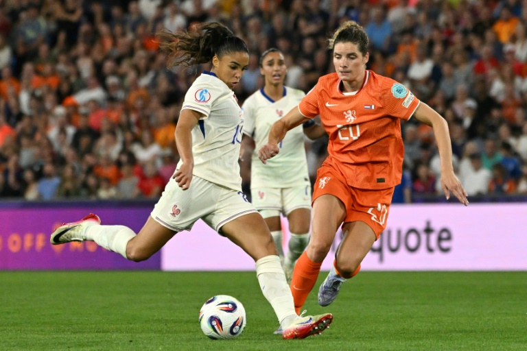 La Française Delphine Cascarino lors du match entre la France et les Pays-Bas dans le groupe D en phase de poules de l'Euro-2025 à Bâle (Suisse) le 13 juillet 2025