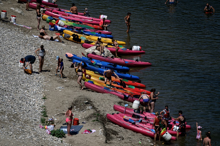 canoës et kayaks sur la rivière Ardèche près de Vallon-Pont-d'Arc, le 15 juillet 2025 en Ardèche