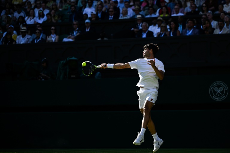 Carlos Alcaraz, double tenant du titre, lors de sa victoire face à l'Anglais Oliver Tarvet, 733e mondial, au deuxième tour de Wimbledon le 2 juillet 2025