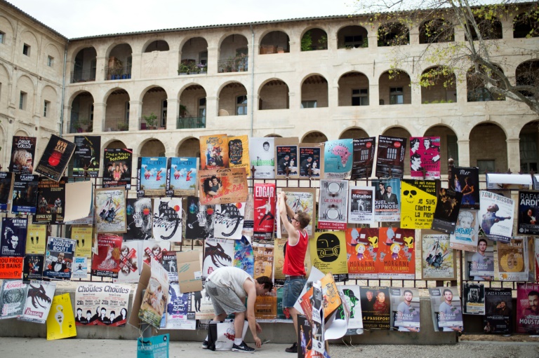 Les artistes du Festival Off d'Avignon accrochent des affiches pour promouvoir leurs pièces, à Avignon, le 5 juillet 2016