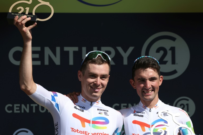 Les coureurs français Mattéo Vercher (G) et Mathieu Burgaudeau (D) sur le podium de la 8e étape du Tour de France, pour y recevoir le prix de la combativité, le 12 juillet 2025 à Laval