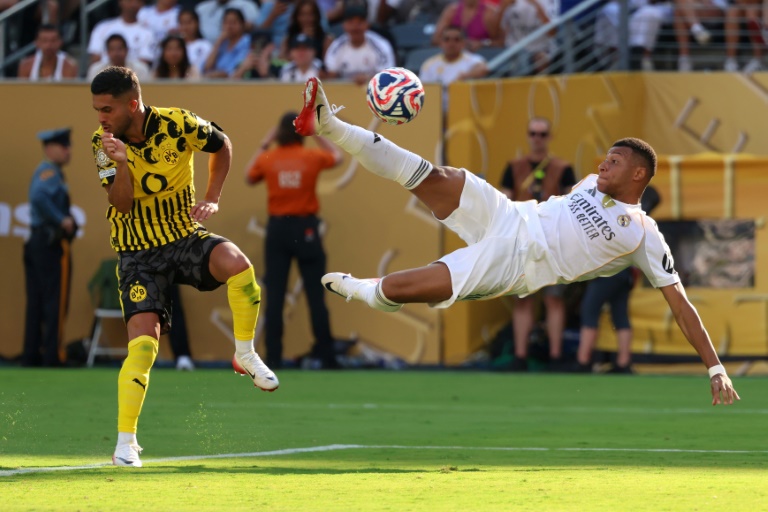 Le latéral brésilien du Borussia Dortmund Yan Couto (g.) et l'attaquant français du Real Madrid Kylian Mbappé (d.) lors du quart de finale de la Coupe du monde des clubs 2025, à East Rutherford (New Jersey), le 5 juillet 2025