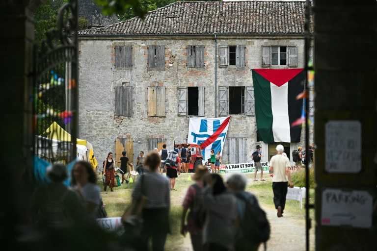 Des opposants au projet de l'autoroute A69 Toulouse-Castres quittent leur campement au Château de Maurens-Scopont, dans le Tarn, le 6 juillet 2025