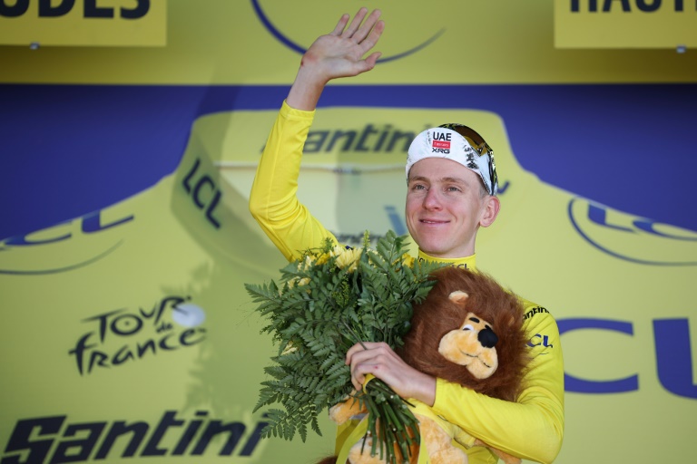 Tadej Pogacar lors de la remise du maillot jaune sur le podium du Tour de France, le 18 juillet 2025 à Peyragudes