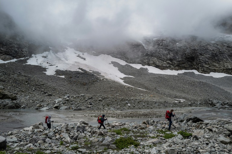 Des alpnistes dans le massif des Ecrins, le 8 juillet 2025 à saint-Christophe-en-Oisons, en Isère