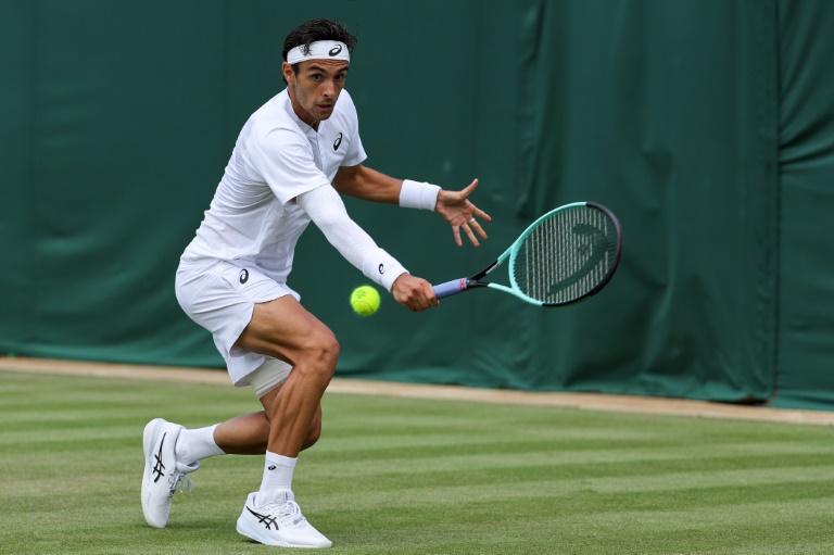 L'Italien Lorenzo Musetti contre le Géorgien Nikoloz Basilashvili à Wimbledon près de Londres le 1er juillet 2025