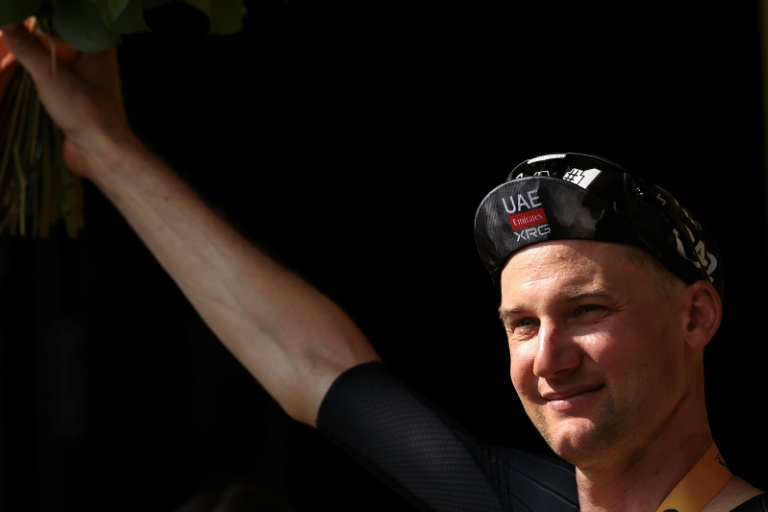 Le Belge Tim Wellens sur le podium après sa victoire lors de la 15e étape du Tour de France, à Carcassonne, le 20 juillet 2025