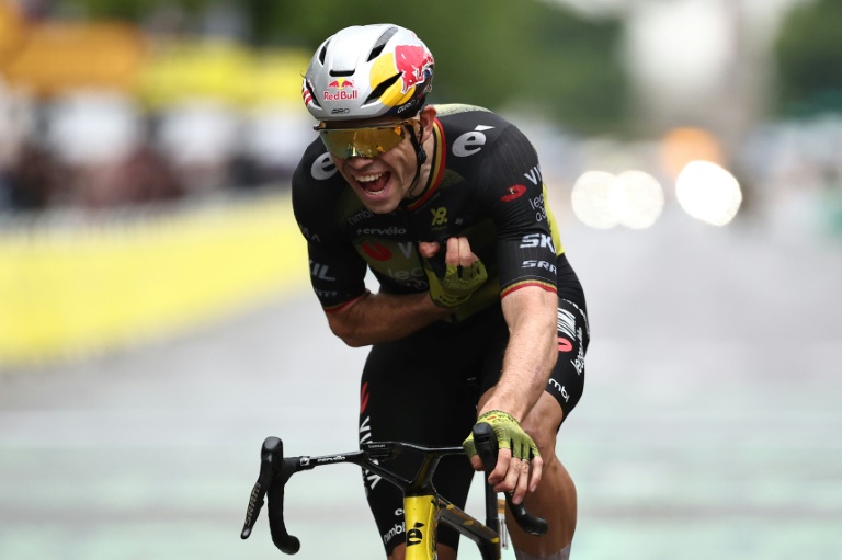 Le Belge Wout Van Aert remporte la dernière étape du Tour de France, à Paris, le 27 juillet 2025