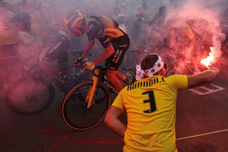 Les coureurs au milieu des fumigènes dans le final de la 2e étape menant à Boulogne-sur-Mer, le 6 juillet 2025